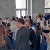 Az emberek tömegét egy szobában tartják, ahol plakátok jelennek meg a lovakon, a tudományos vásár érzésével.
