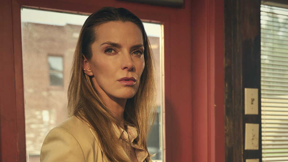 "J'ai été vraiment frappé par à quel point je me ressemble," Betty Gilpin parle de son rôle de défenseur public dans The Lowdown. "Les rides apparaissent et j'ai des vêtements froissés. Et c’était très émouvant pour moi, d’une manière vraiment excitante."