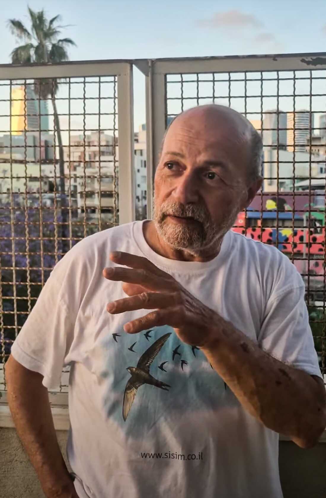 Amnonn Hahn, the head of the Friends of the Swifts association in Israel, dedicates himself to working with the council in Tel Aviv and in other parts of Israel to create nesting sites for swifts.