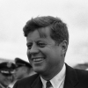 总统约翰·肯尼迪(John F. Kennedy)在户外的特写镜头中显示出来,风轻微敲打头发。