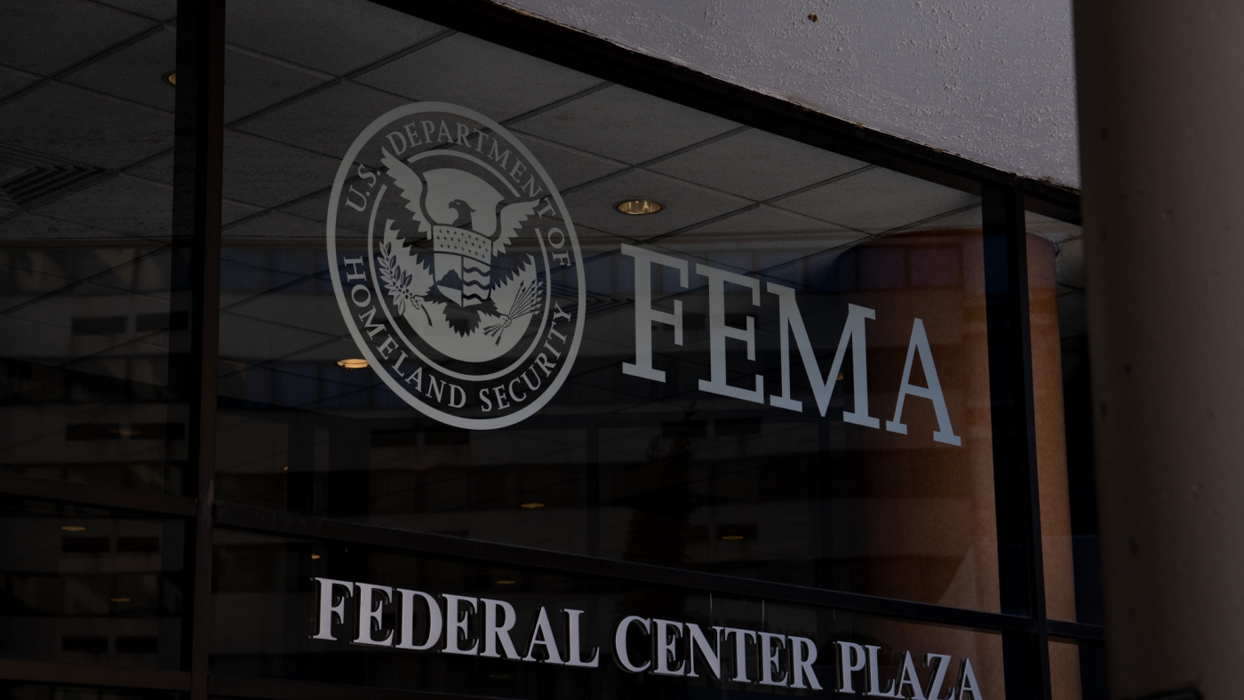 Devletler, Trump’ın çok ihtiyaç duyulan FEMA yardımına devam eden dondurulmasının bir hakimin emrini ihlal ettiğini söylüyor Devletler, Trump’ın çok ihtiyaç duyulan FEMA yardımına devam eden dondurulmasının bir hakimin emrini ihlal ettiğini söylüyor