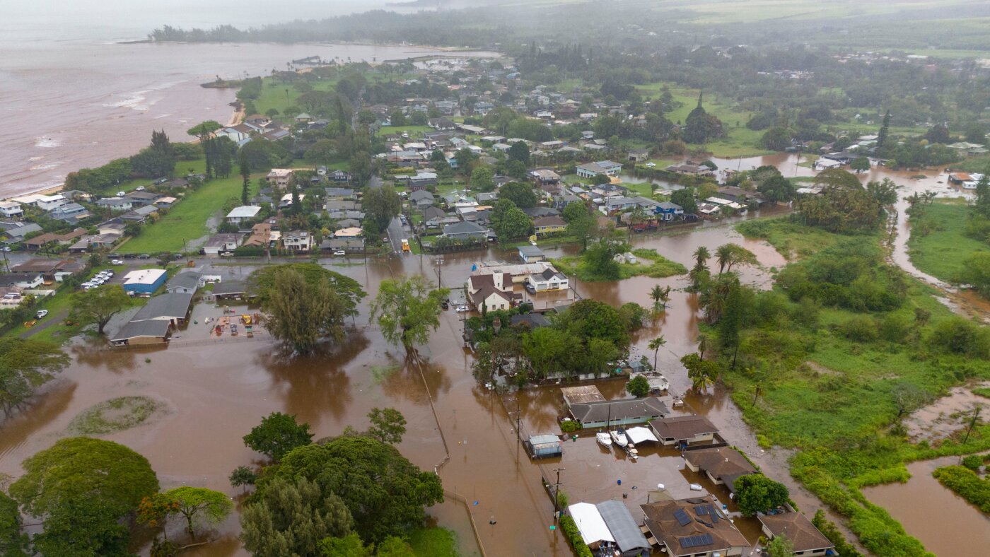 Over 4,000 told to evacuate flooding in Hawaii as officials warn 120-year-old dam could fail