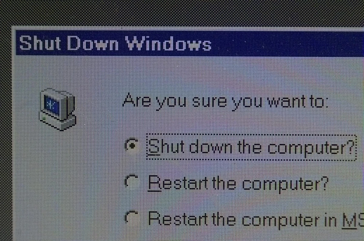 Screenshot of Windows 95 shutting down on a laptop computer taken on June 8, 2000.