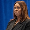 ARCHIVO - La fiscal general de Nueva York, Letitia James, asiste a una conferencia de prensa el 15 de diciembre de 2025 en Nueva York. 