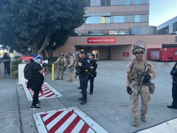 Anti-ICE protesters face off with Homeland‍ Security officers and Marines outside the federal building in ⁣Los Angeles.