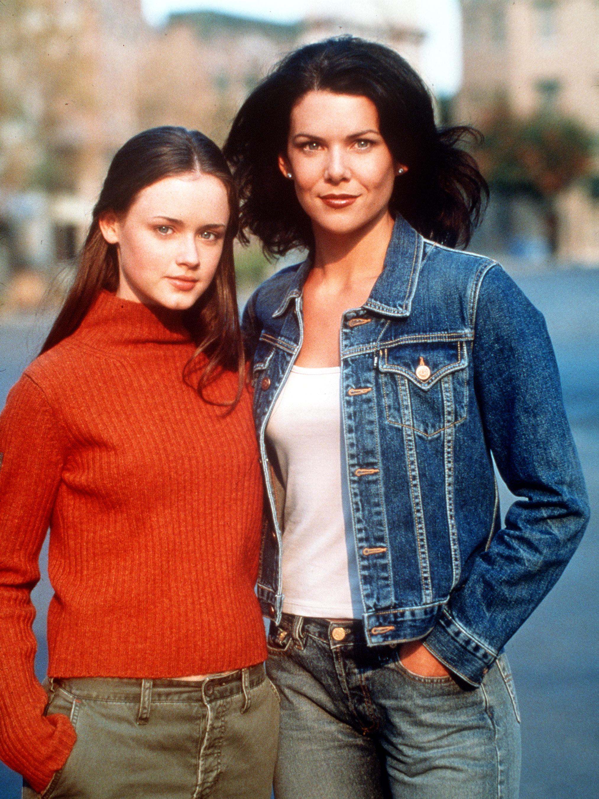Alexis Bledel and Lauren Graham in an early publicity photograph for <em>Gilmore Girls.</em> The show premiered in October 2000, set in the fictional small town of Stars Hollow, Connecticut. (Hulton Archive)