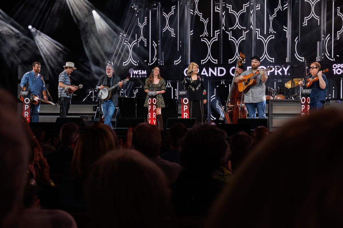 A star soprano and a banjo virtuoso lean into American folk tunes