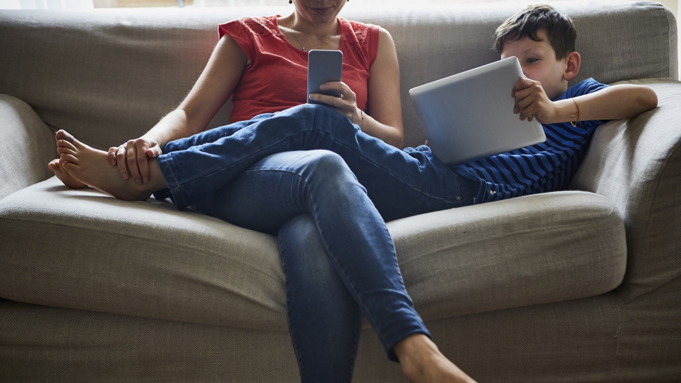Need to restrict display screen time for tweens? Dad and mom’ personal habits could make a distinction : Pictures
