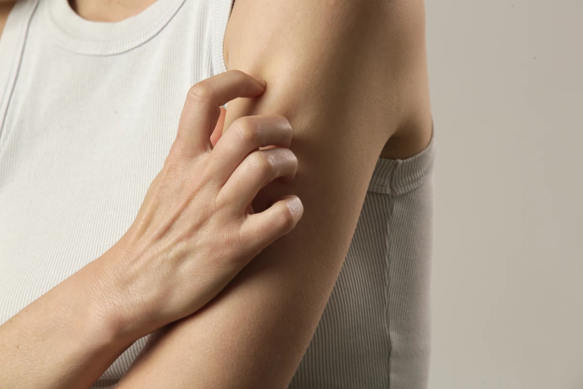 Pain and itching can be early symptoms of shingles.