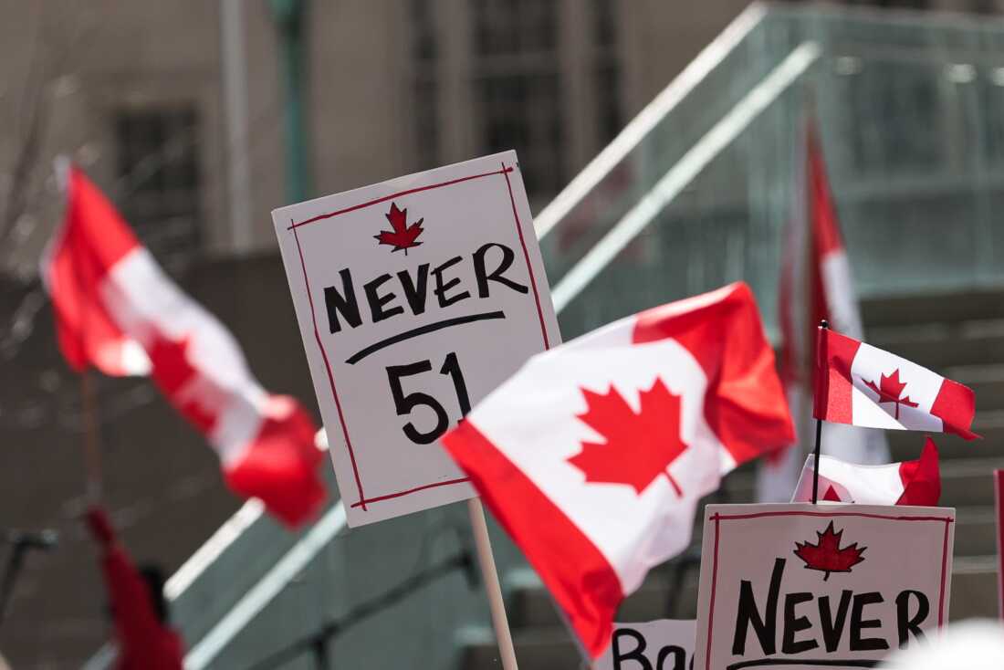 Orang -orang yang membawa bendera dan spanduk Kanada terhadap 'negara bagian ke -51' menghadiri 'siku, Kanada!' Reli, merayakan kekuatan, persatuan, dan ketahanan Kanada di Nathan Phillips Square di Toronto, Kanada pada 22 Maret 2025.