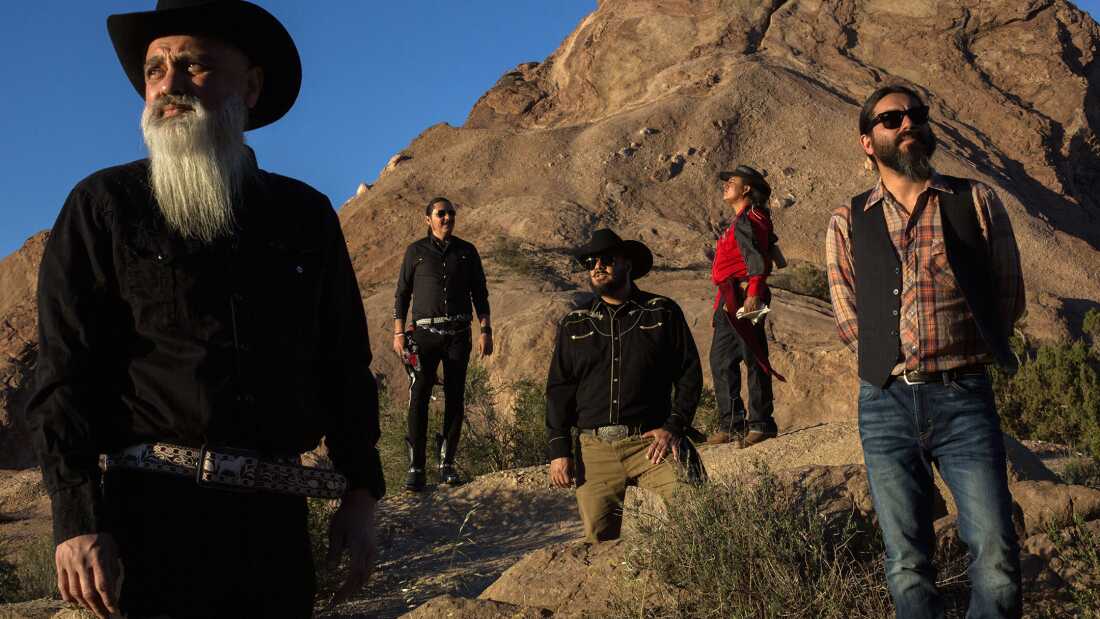 Spaghetti Cumbia posa para un retrato en Vasquez Rocks, en el norte del condado de Los Ángeles, el 26 de marzo de 2022.