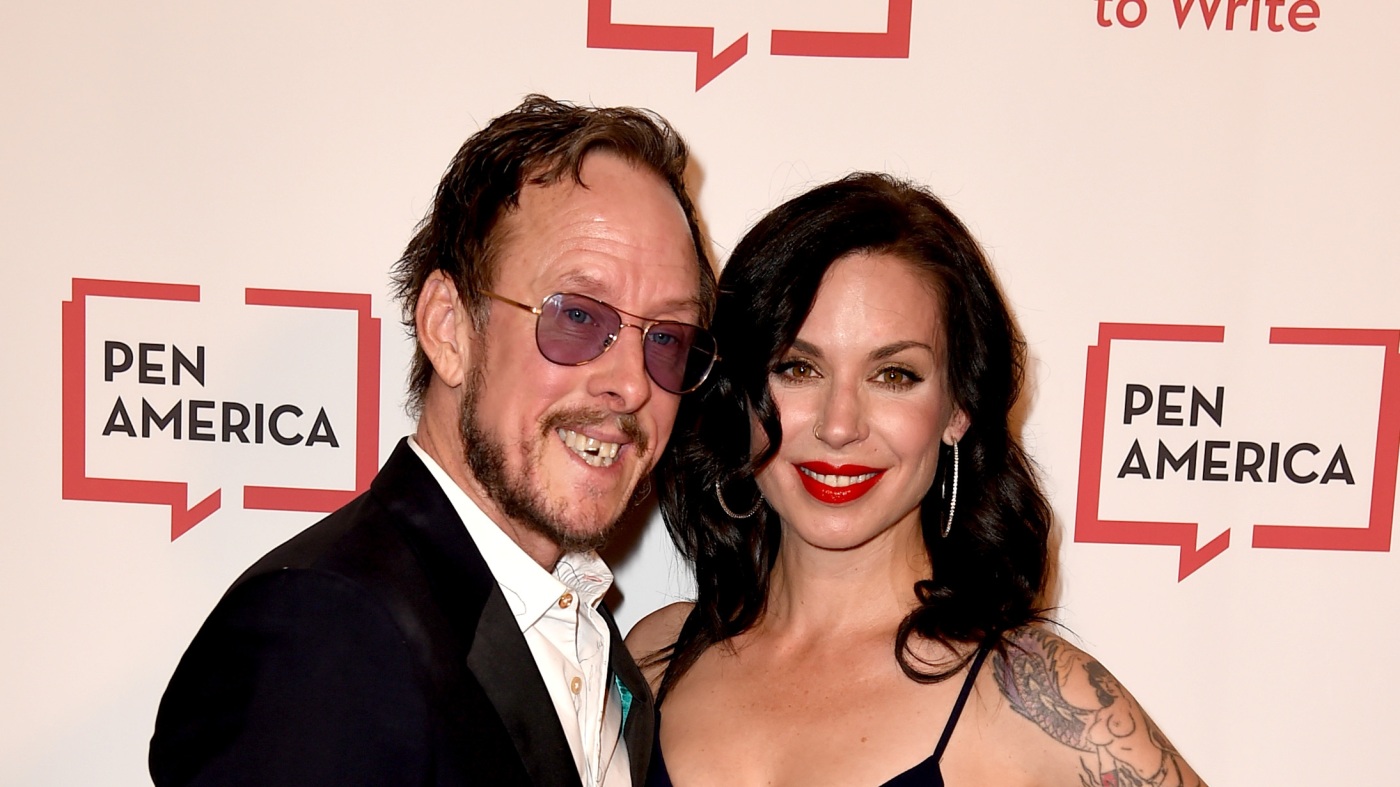 جيليان لورين: ما نعرفه عن إطلاق النار على الشرطة لزوجة عازف الجيتار في ويزر جيليان لورين: ما نعرفه عن إطلاق النار على الشرطة لزوجة عازف الجيتار في ويزر