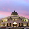 Amerikan islamilainen keskusta moskeija on valaistu värikkäiden auringonlaskun yhteydessä.
