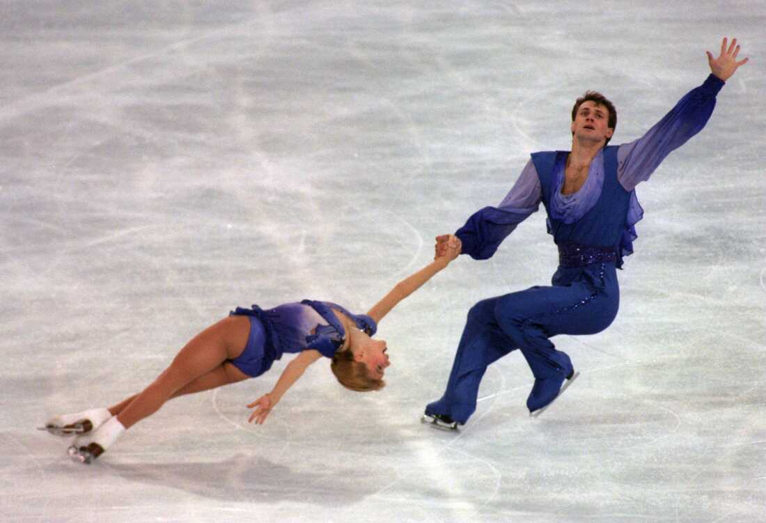 Evgenia Shishkova and Vadim Naumov skate during a 1995 championship.