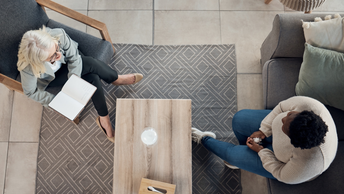 Distinguishing Between a Life Coach and a Therapist Distinguishing Between a Life Coach and a Therapist