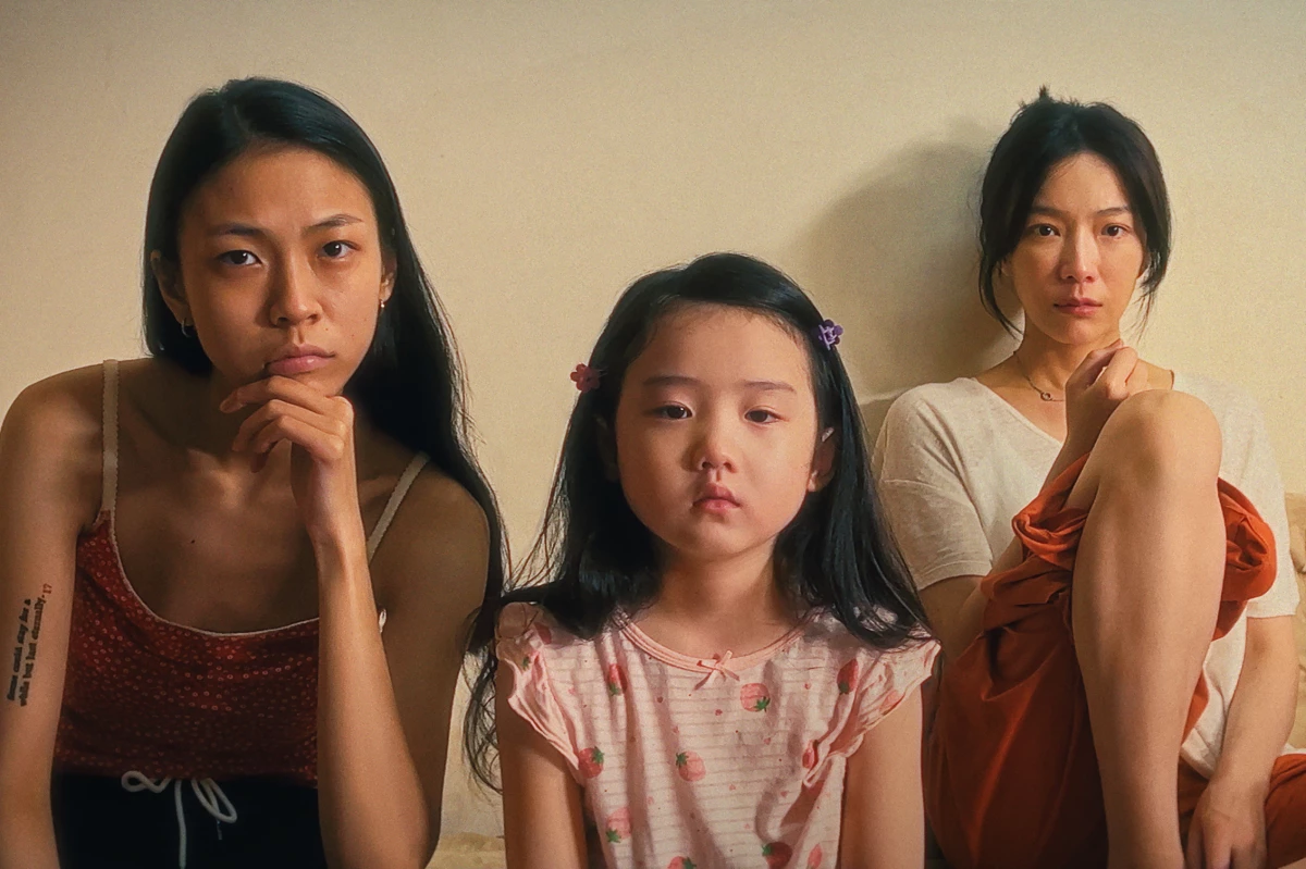 Shih-Yuan Ma as I-Ann, Nina Ye as I-Jing and Janel Tsai as Shu-Fen in Left-Handed Girl.