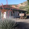 Az arizonai Globe -i Globe megye történelmi múzeumán kívül egy régi akna kocsit parkolnak. A kis épület a sivatagi tájban található.