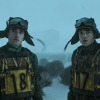Robert Pattinson berperan sebagai berbagai versi karakter yang sama di Mickey 17.