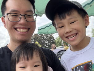 Teyu Chou with his children, Evelyn and Evan