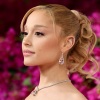 Ariana Grande apareció en SNL el 12 de octubre. Se la muestra arriba en la 96ª edición anual de los Premios de la Academia en marzo.
