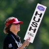 La palabra "tú" Destacado más allá del sur, gracias en parte a su mezcla de respeto educado e inclusión popular. Aquí, un voluntario de torneo de golf tiene un "Todos ustedes" Firme en el Mobile Bay LPGA Classic en Mobile, Alberta, en 2012.