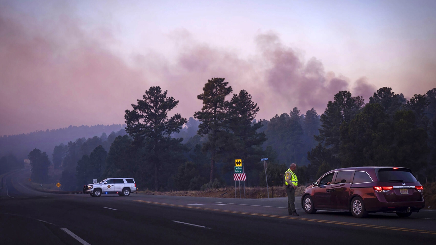 ニューメキシコ州の山火事で数千人が避難を余儀なくされたと知事が発表 : –
