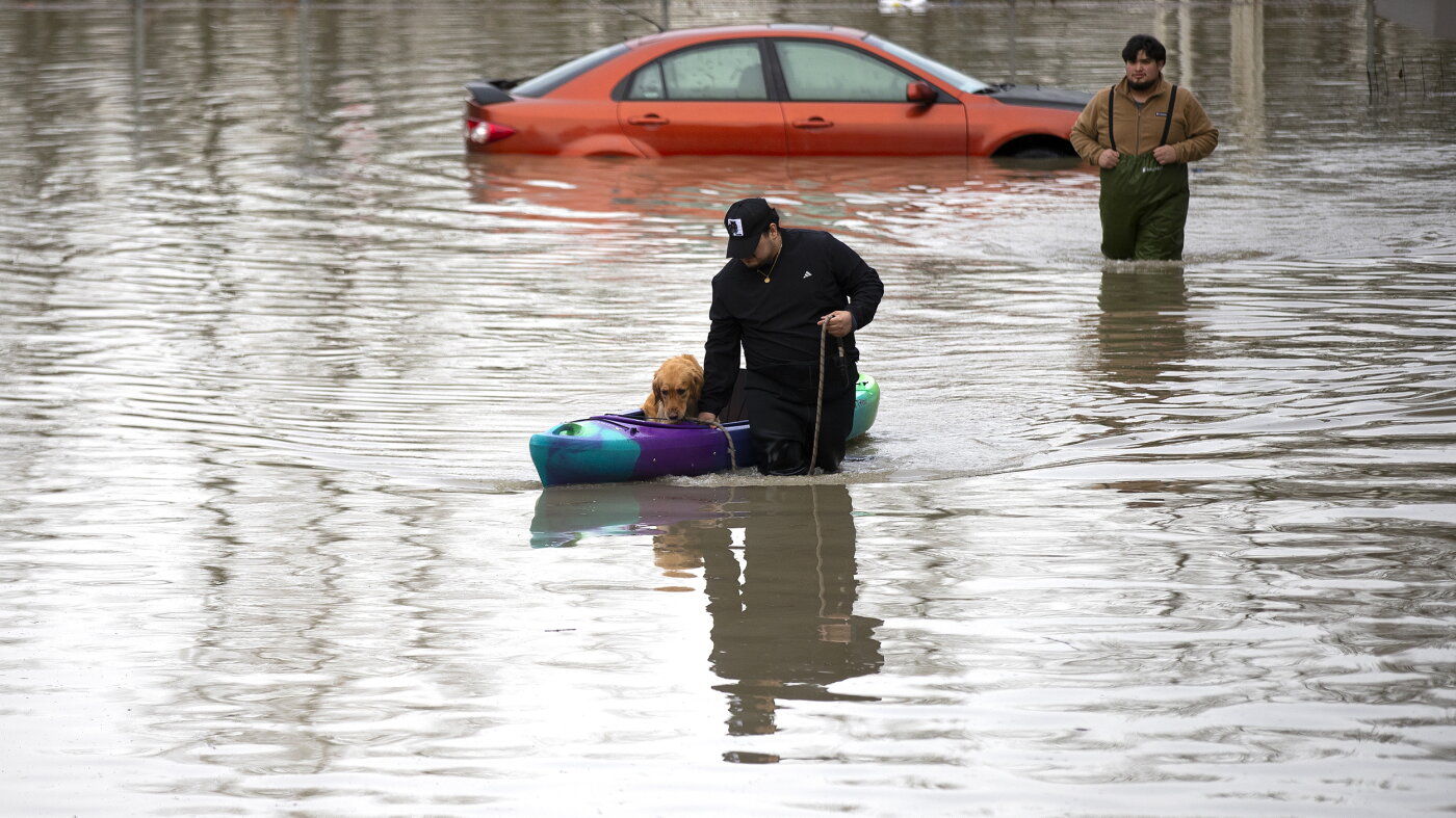 Washington state flooding forces thousands to evacuate : The Picture ...