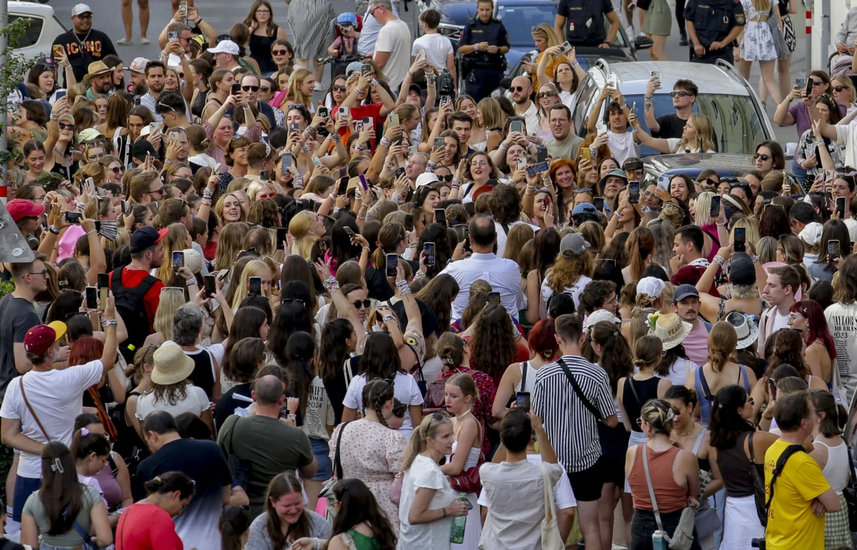 Swifties gather and sing in the city center in Vienna on Thursday. Organizers of three Taylor Swift concerts in the stadium in Vienna this week called them off on Wednesday after officials announced arrests over an apparent plot to launch an attack on an event in the Vienna area such as the concerts.