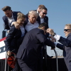 2024年7月13日、ペンシルバニア州バトラーでの集会中に銃弾を受け、当時のドナルド・トランプ候補は米国秘密情報局職員によって壇上から退場させられた。