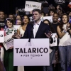 Teksas Senatosu adayı James Talarico, Austin, Teksas'ta seçim gecesi destekçilerine sesleniyor.