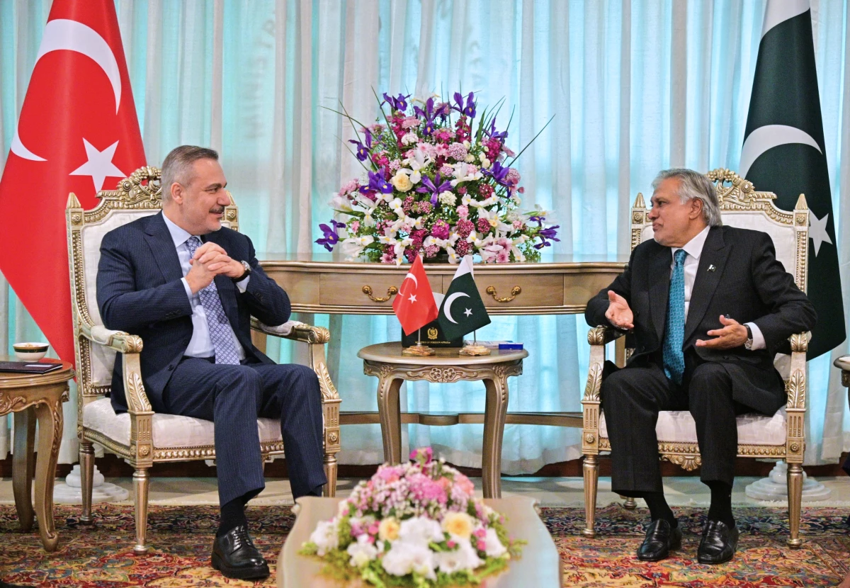 In this photo released by the Pakistan Ministry of Foreign Affairs, Turkish Foreign Minister Hakan Fidan, left, meets with his Pakistani counterpart Ishaq Dar in Islamabad, Pakistan, Sunday, March 29, 2026.