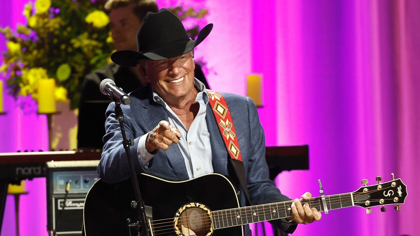 George Strait sets a new record for the largest ticketed concert in U.S ...