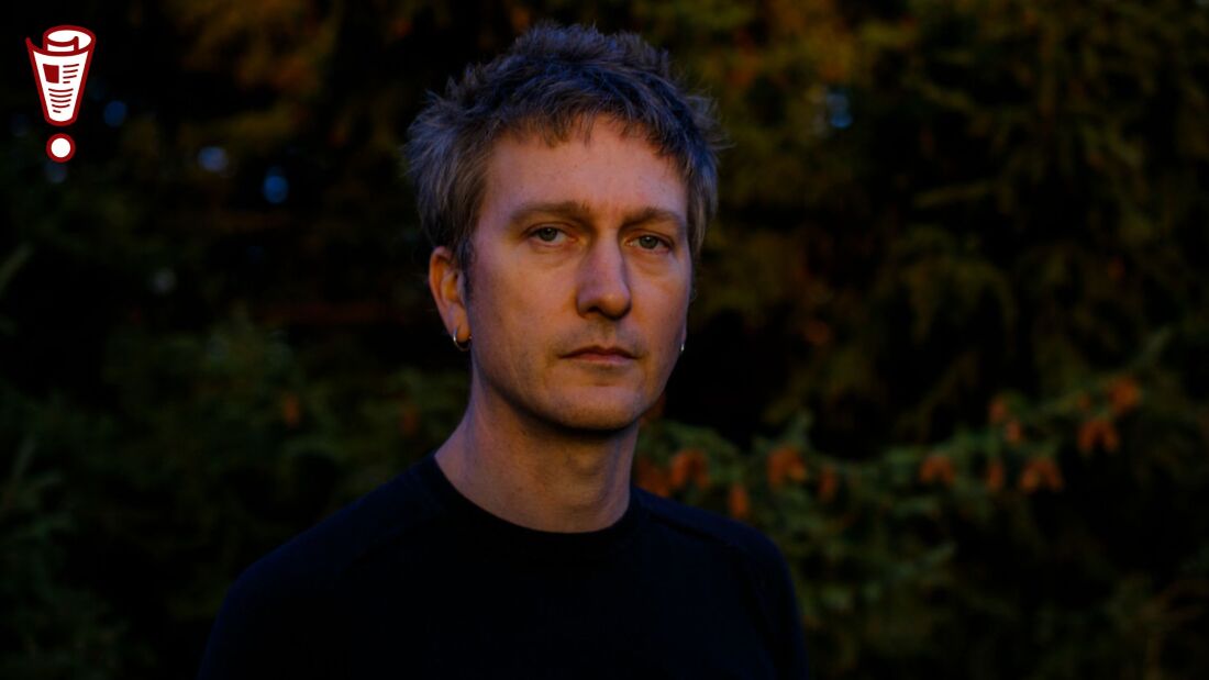 A headshot of Jason Narducy