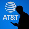 Um homem passou com o logotipo da AT&T em uma tela azul.
