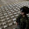 Un soldato dell'esercito colombiano accanto a pacchetti di cocaina sequestrati durante una conferenza stampa presso una base militare a Bahía Solano, dipartimento di Chocó, Colombia, il 14 marzo 2015.