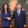 Xinhua Haber Ajansı tarafından yayınlanan bu fotoğrafta Çin Devlet Başkanı Xi Jinping, 10 Nisan 2026 Cuma günü Pekin'de Kuomintang (KMT) partisi lideri Cheng Li-wun ile sağda el sıkışıyor.