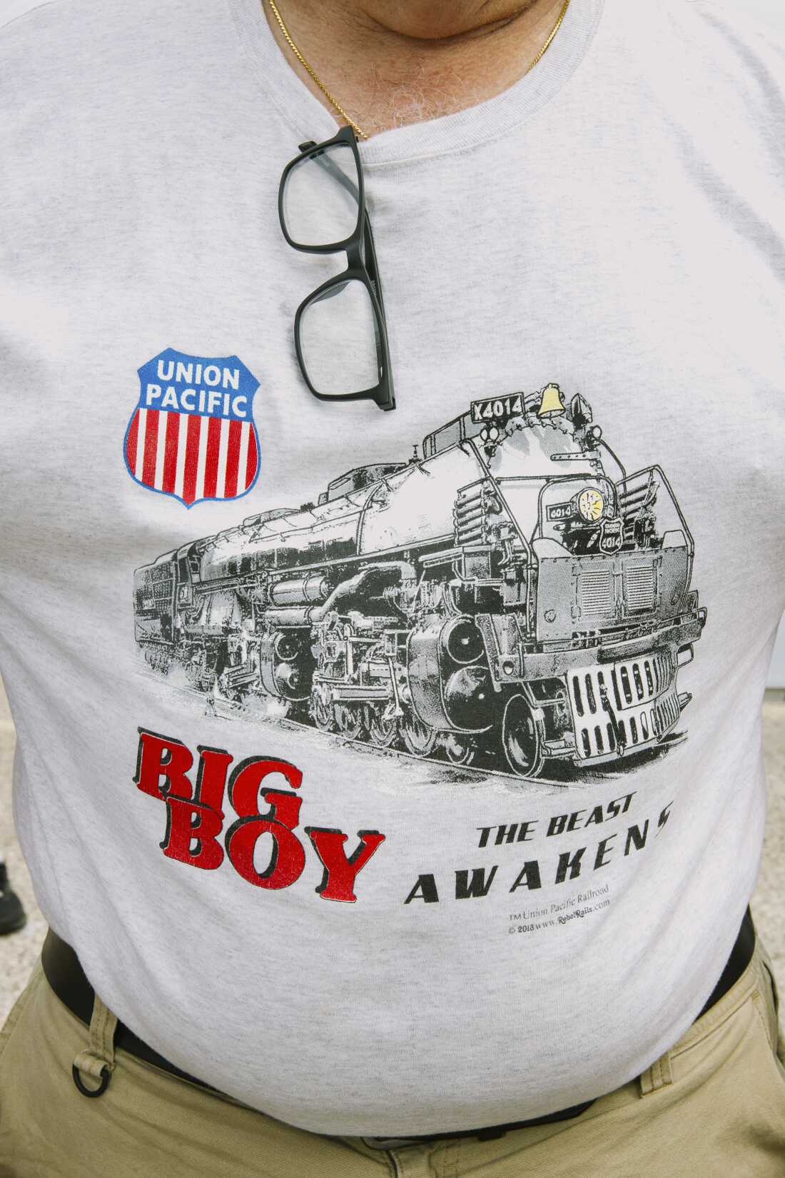 Bir katılımcı, Union Pacific'in Big Boy No. 4014 anısına bir tişört giyiyor.