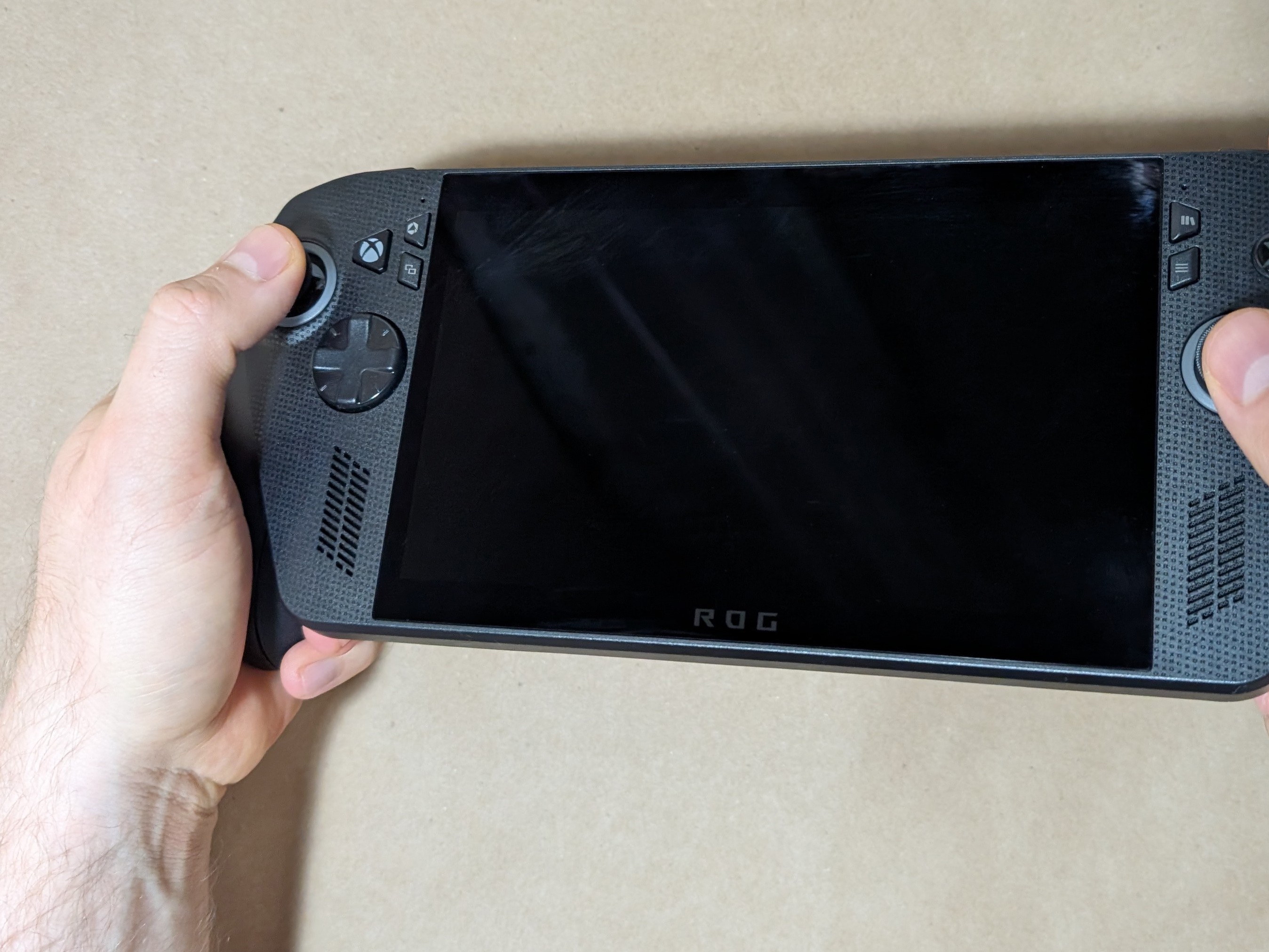 Mes doigts avaient du mal à tenir confortablement les côtés de la Xbox Ally X, car ils finissaient écrasés entre les poignées de la manette et le bord en bloc de l'appareil.