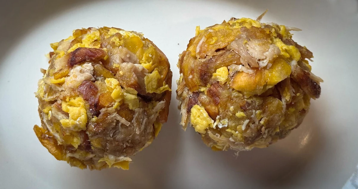 Bolones de Verde con Chicharrón y Huevo