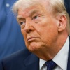 Başkan Trump, 5 Mayıs'ta Beyaz Saray'ın Oval Ofisinde imzalanan bildiriyi izliyor.