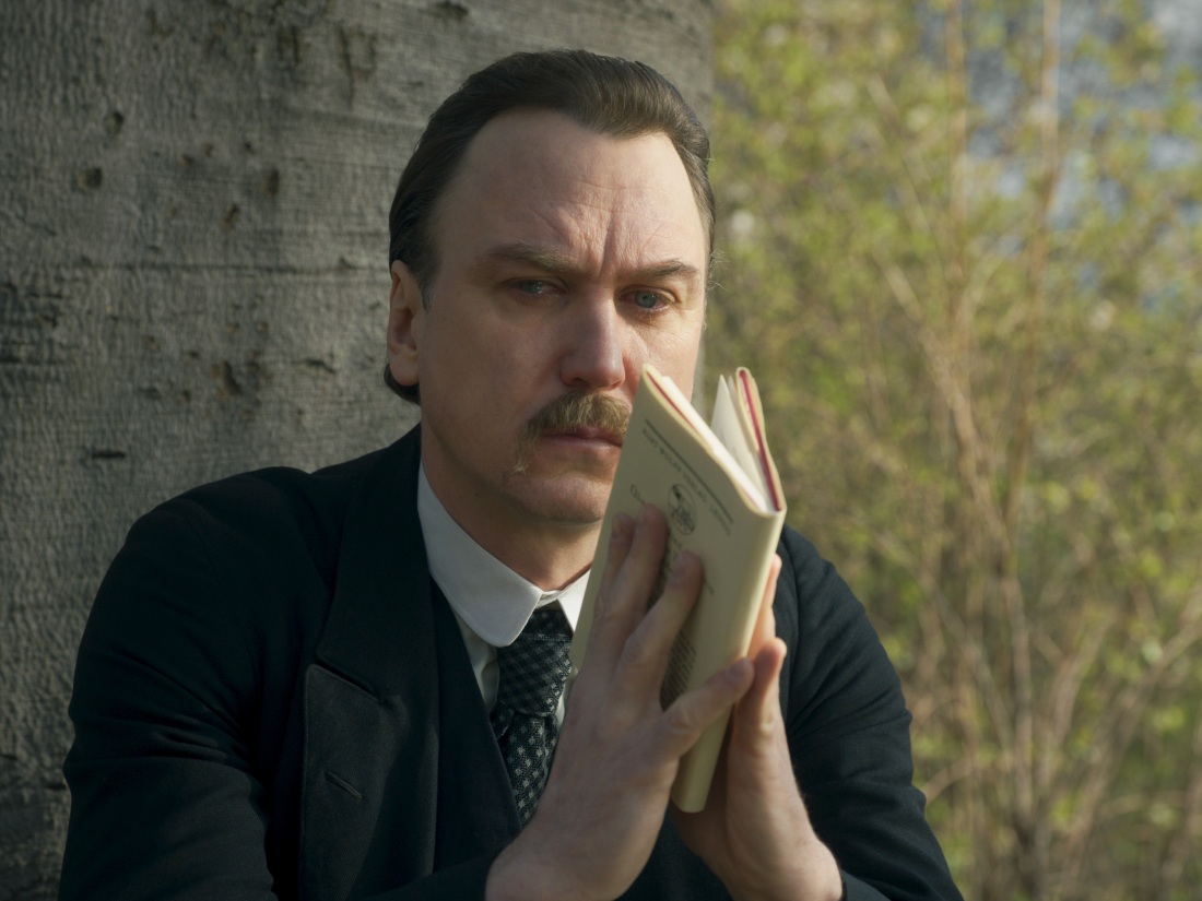 The poet Rainer Maria Rilke, played by Lars Eidinger, is shown moved to tears after reading Kafka's The Metamorphosis, the story of a man who turns into an insect that was inspired by a confrontation between Kafka's domineering father and the writer's Yiddish actor friend Yitzhak Löwy.