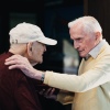 Andrew Roth, 5 Haziran 2025'te Shoah Vakfı USC ofislerinde Jack Moran'a sarılmak için tekerlekli sandalyesinden kalkıyor. NPR için Grace Widyatmadja