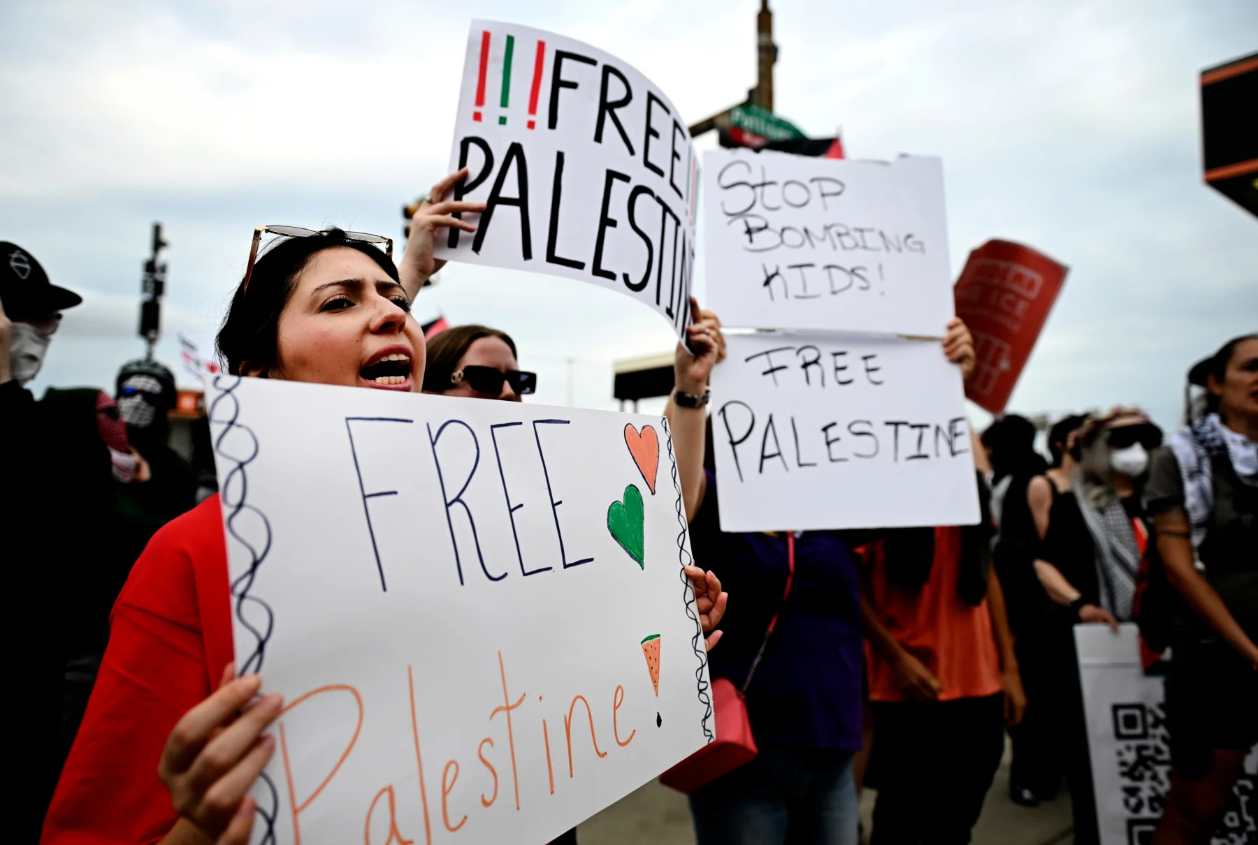 Supporting acts withdraw in solidarity