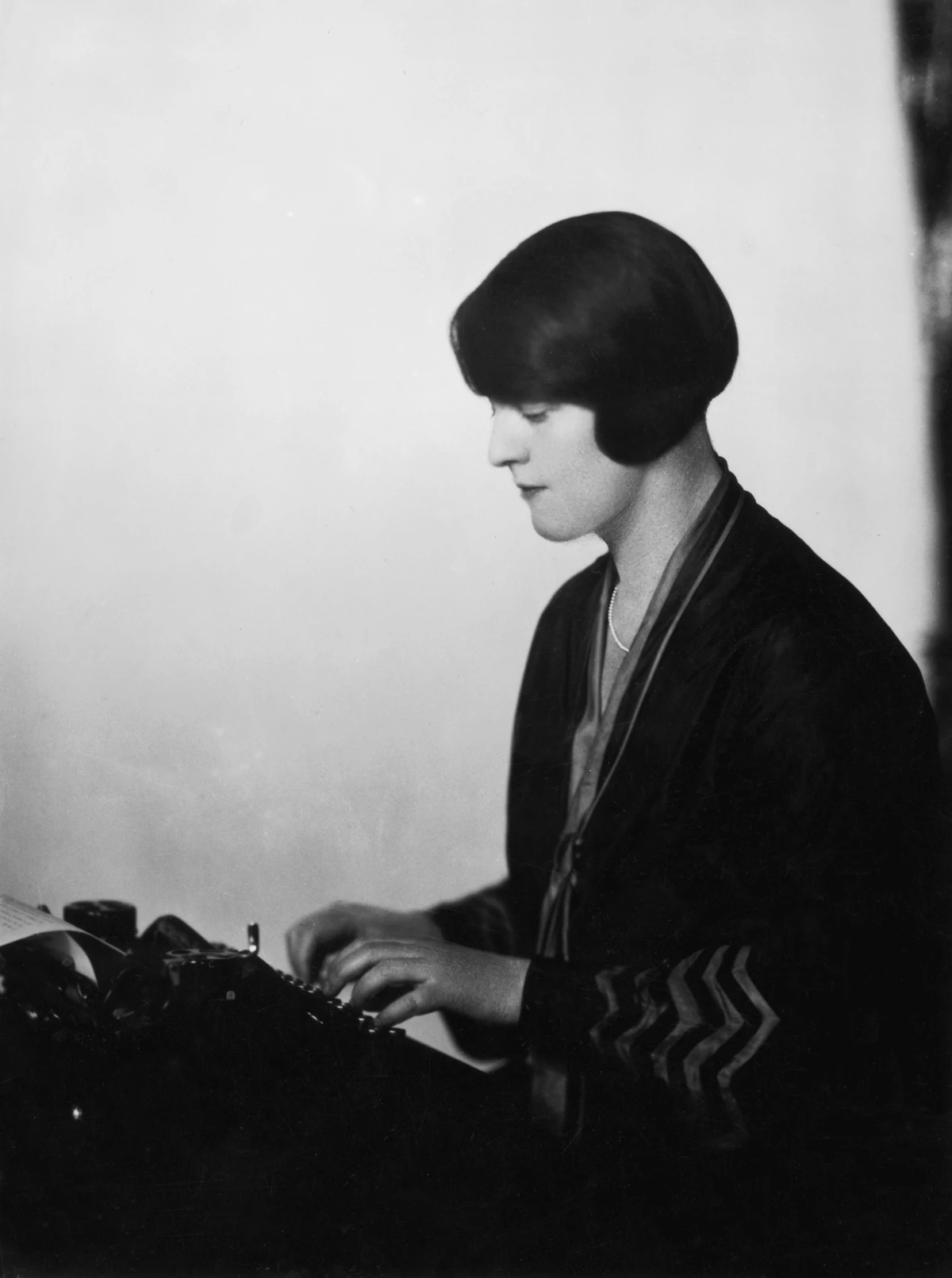 Thompson at her typewriter in the 1920s.