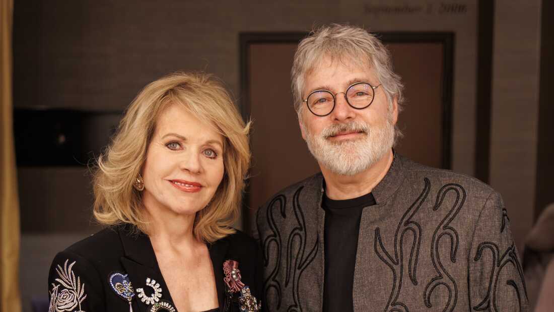 Soprano Renée Fleming and banjo player Béla Fleck are touring together across the United States this year, performing American bluegrass and folk music, from Walt Disney Concert Hall in Los Angeles to Carnegie Hall in New York.