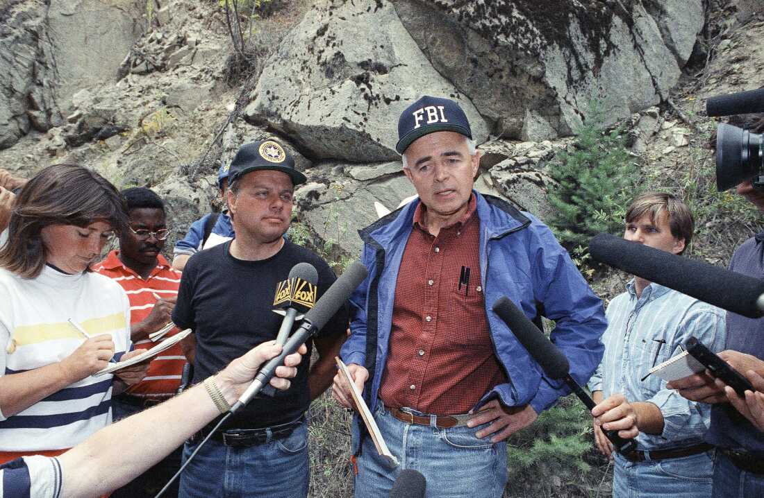 Federal Bureau of Investigation special agent-in-charge Gene Glenn talks to reporters in Naples, Idaho on Aug. 30, 1992.