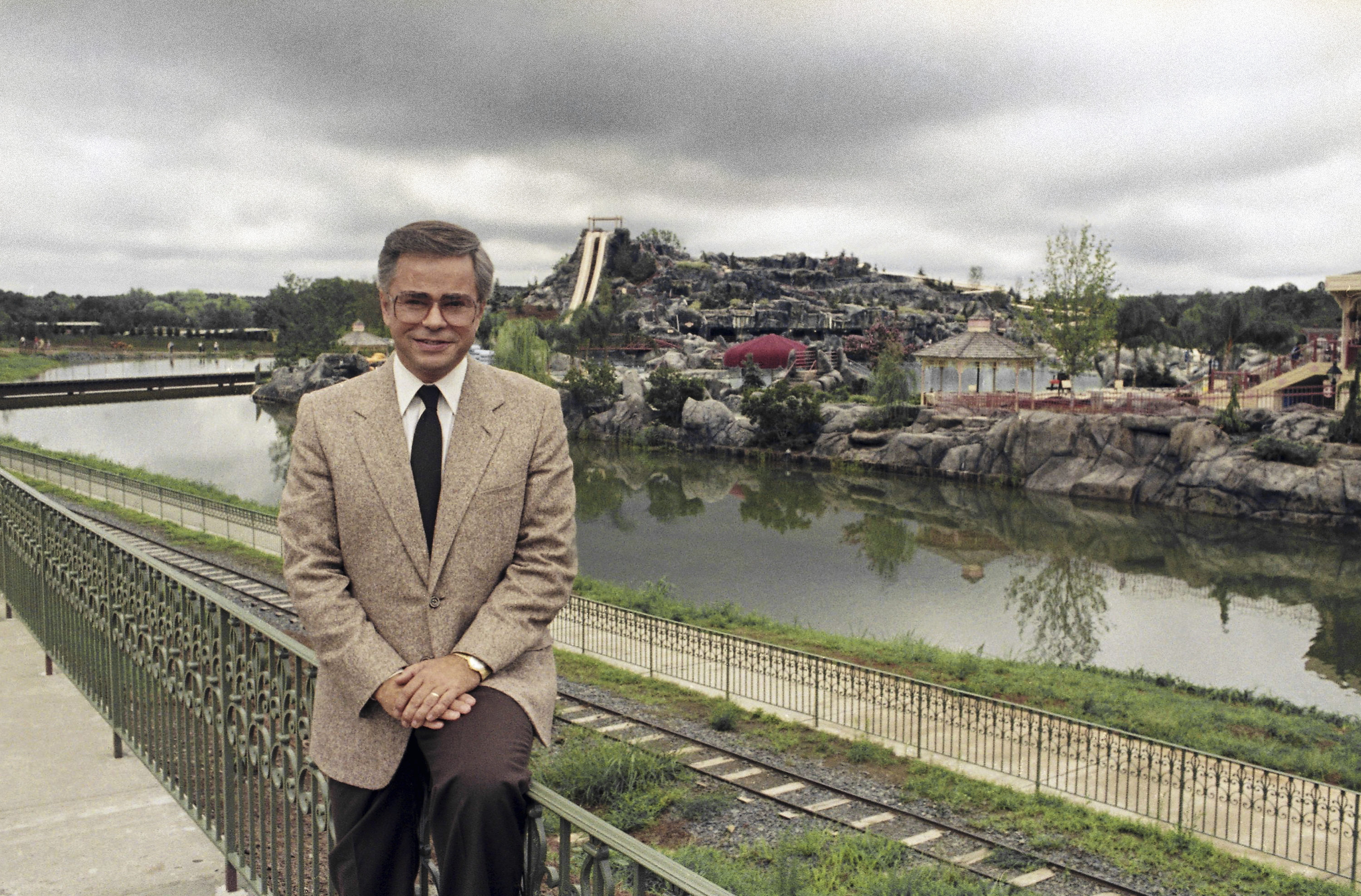 Jim Bakker, who built 'PTL Club' televangelism empire, has died at 86