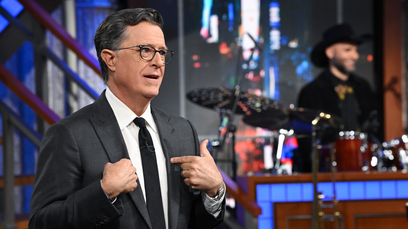 Stephen Colbert, Jon Stewart e South Park spingono indietro: NPR
