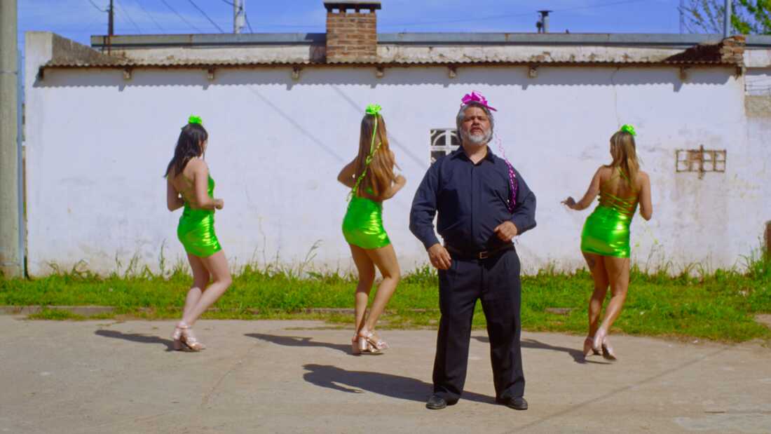 Unsatisfied with what they find in the town where they land, the American TV crew featured in Animal Farm makes up a viral trend of its own in rural Argentina.