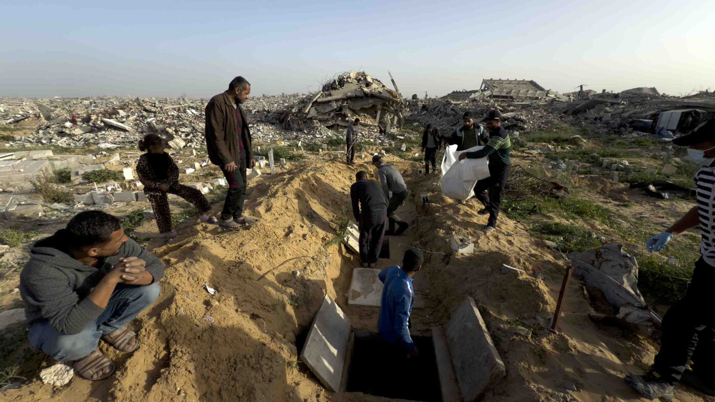 Skelette in ihrer Kleidung: Bergung von Leichen aus den Trümmern in Gaza